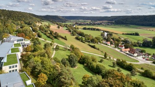 Blick vom ABG Tagungszentrum auf das Altmhltal