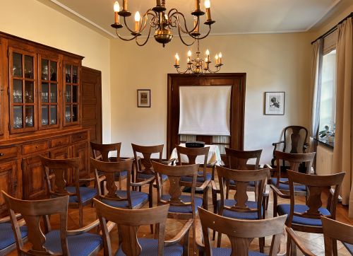 Reihe/Cabaret-Esszimmer-1