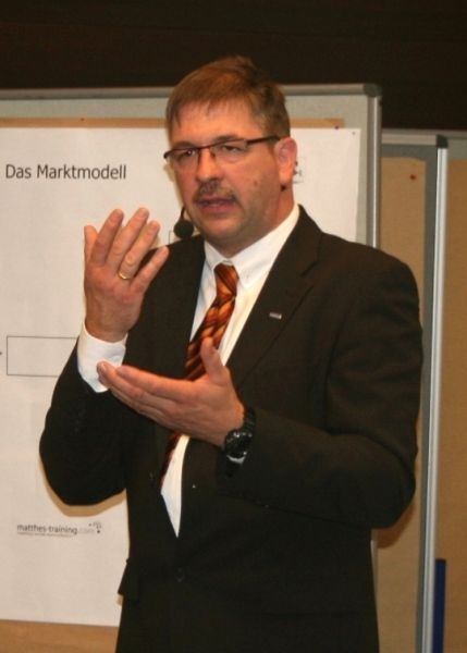 Gerhard Matthes bei einer Präsentation